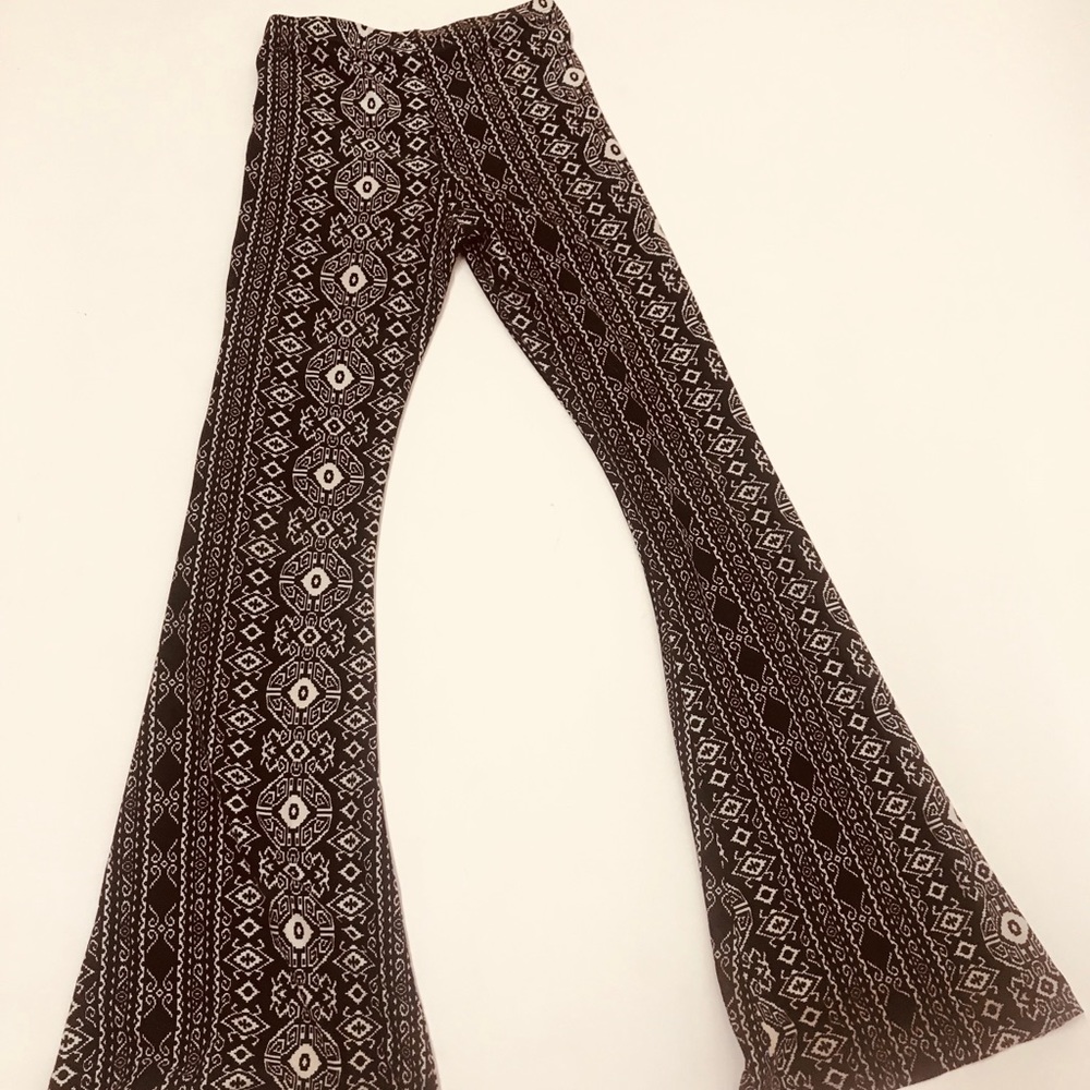 PREOWNED PRINTED STRETCHY FLARE LEGGINGS/PANTS SM